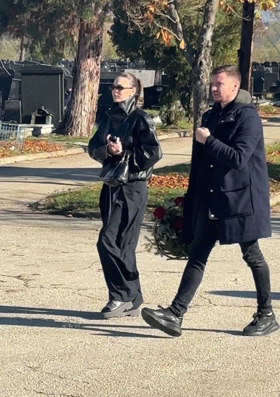 Dzejla Ramovic utucena stigla na sahranu oca Marija Serifovic (1) copy.jpg