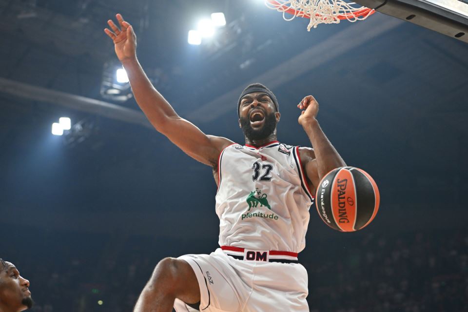 Džoš Nibo zakucava u Armaniju