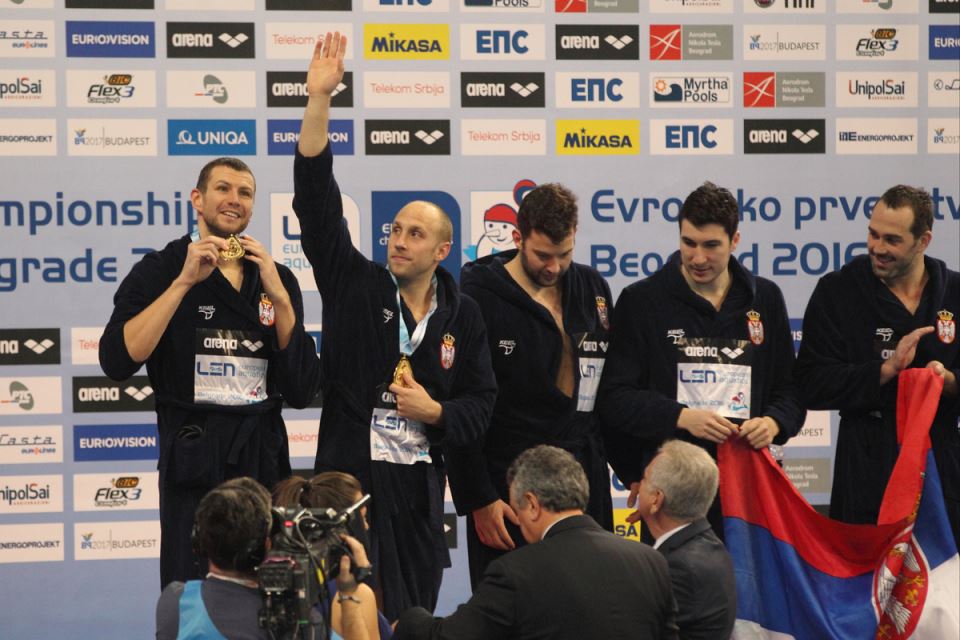 Andrija Prlainović pozdravlja navijače