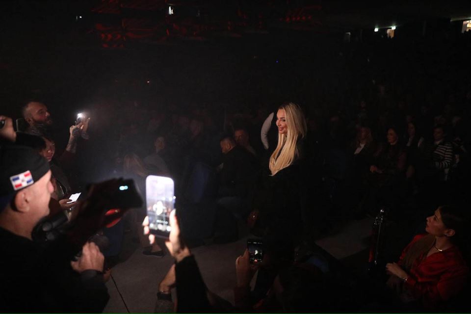 Maya Berovic na koncertu Emine Jahovic (1) copy.jpg