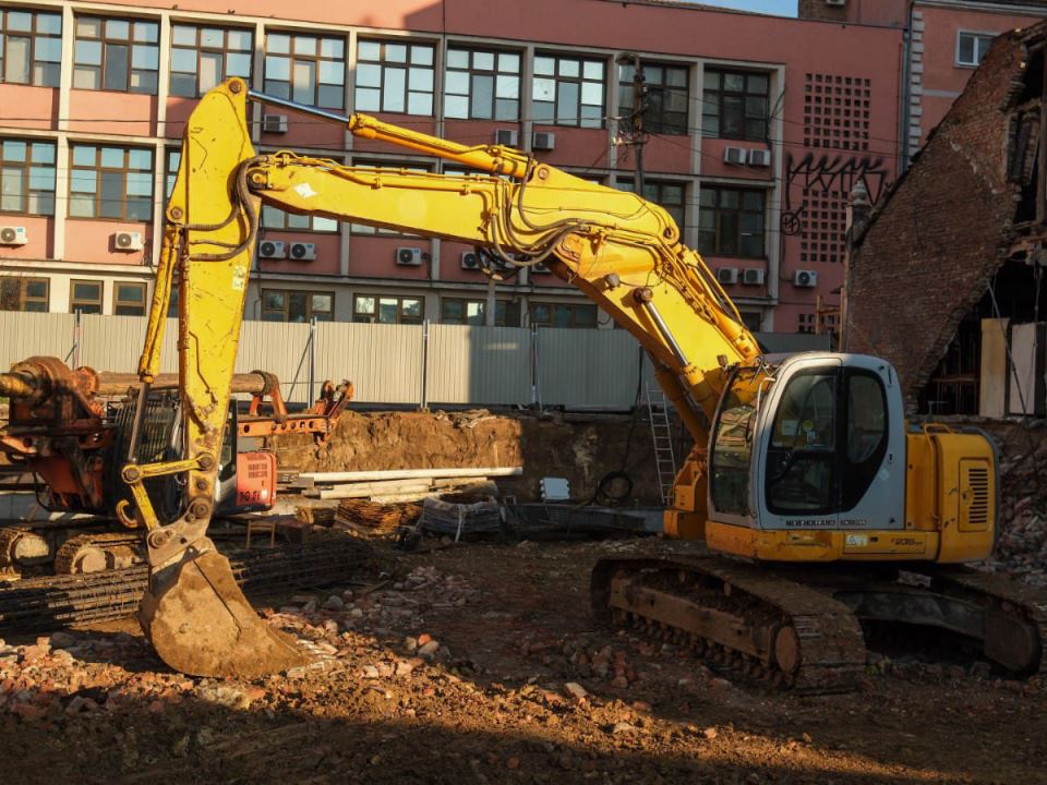 Vracar urusavanje zgrade pored gradilista (1).jpg