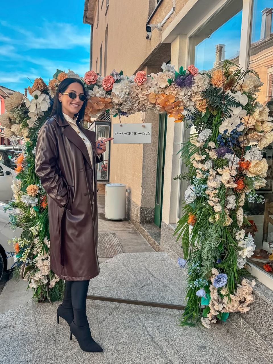 Nije rođendanska, ali je vesela pa neka je ovde baš za ovaj 30-ti rođendan , da i narednih 30 bu.jpg