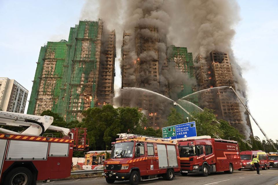 Požar zahvatio soliter u prigradskom okrugu Tai Po u Hongkongu (1).jpg