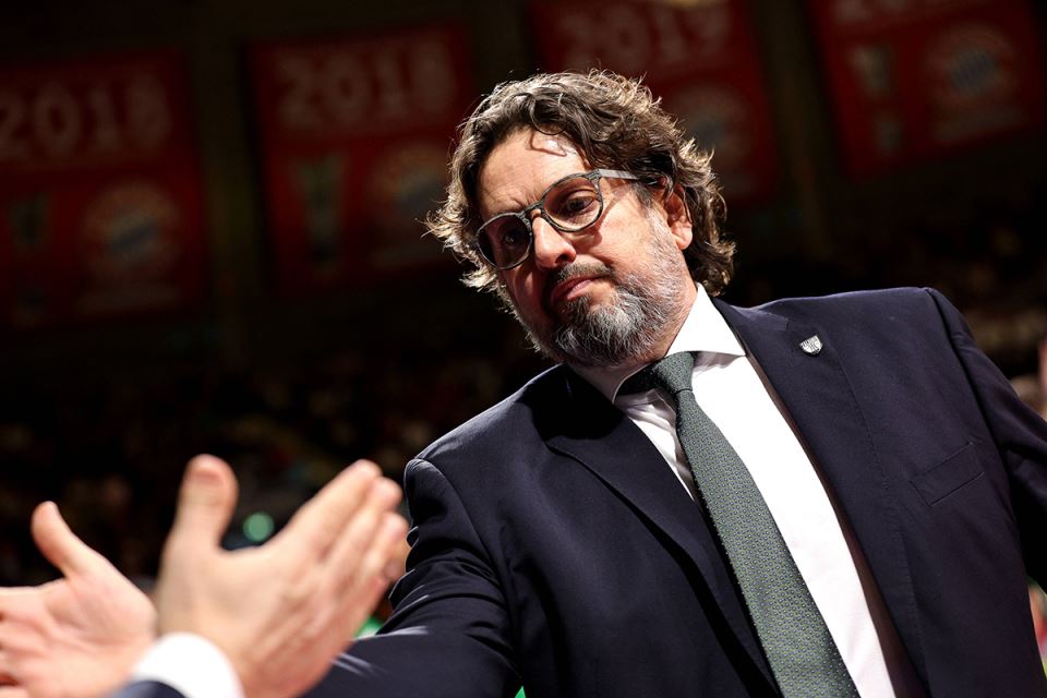 Andrea Trinkijeri pruža ruku na utakmici