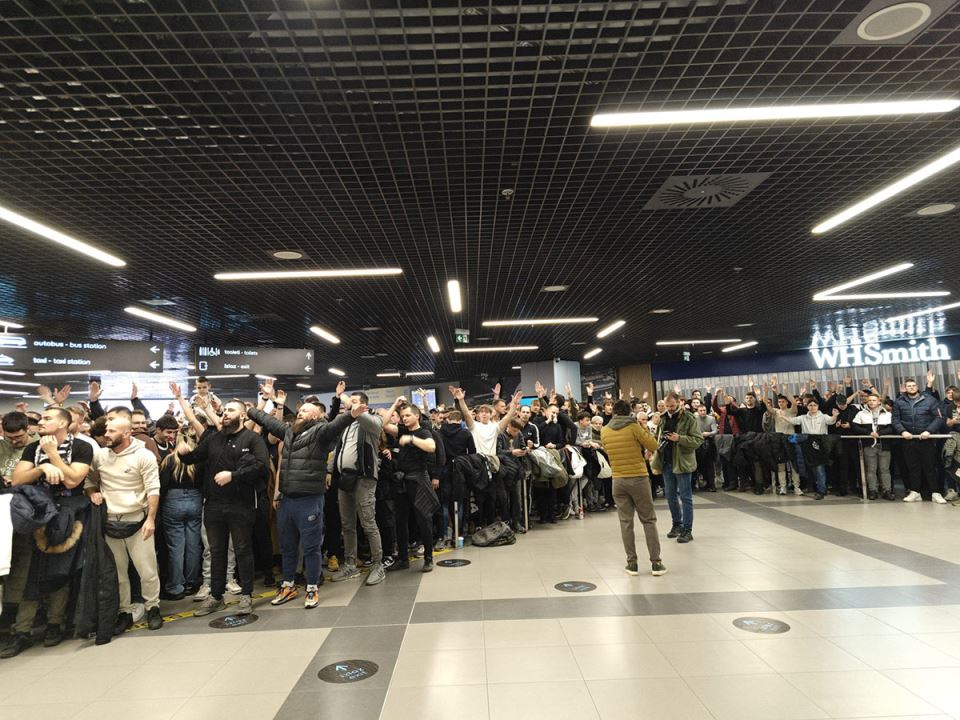 Navijači Partizana dočekuju Željka Obradovića