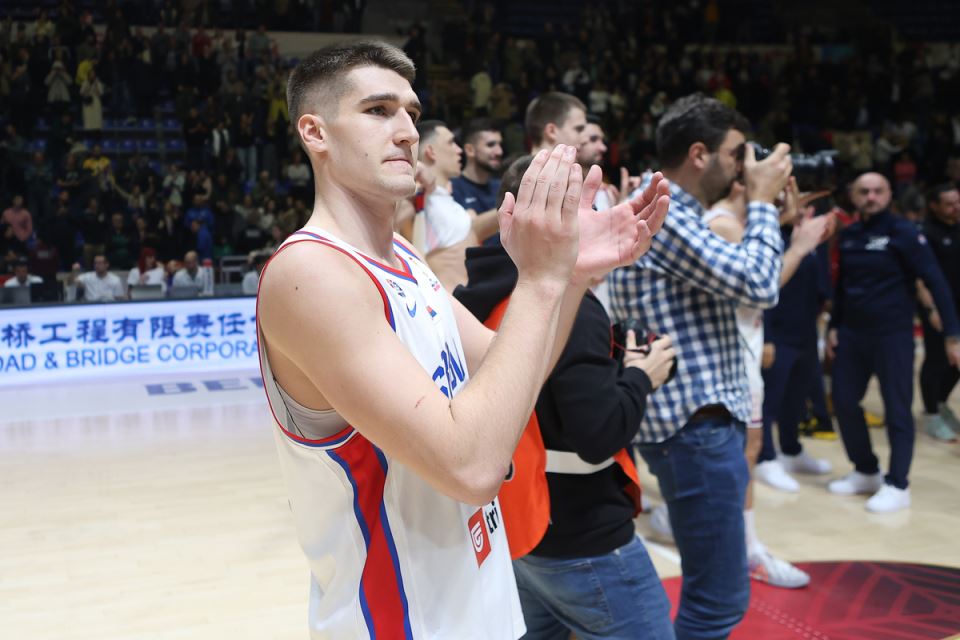 Stefan Miljenović prozdravlja navijače Srbije