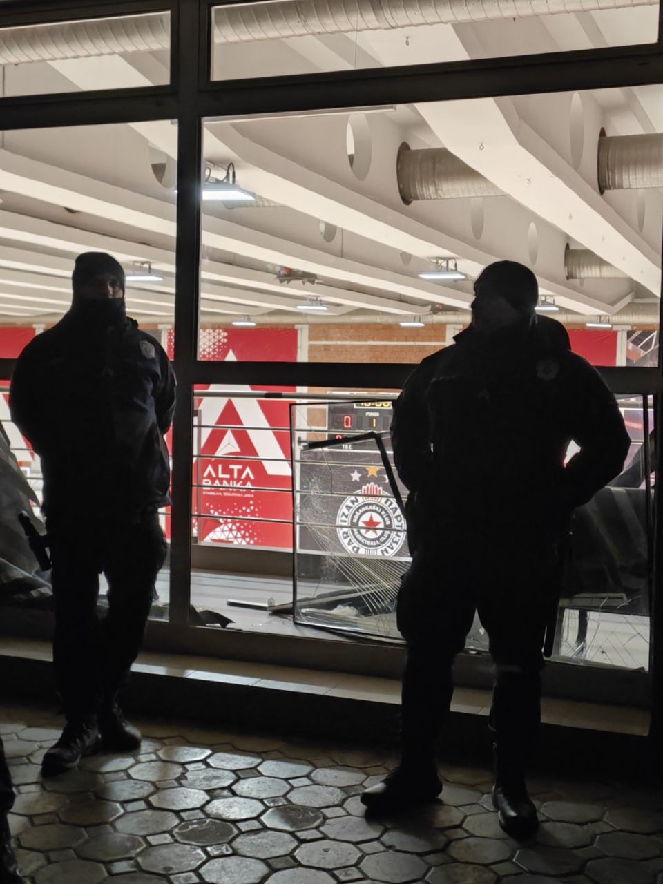 Polomljeno staklo u Beogradskoj areni na treningu Partizana