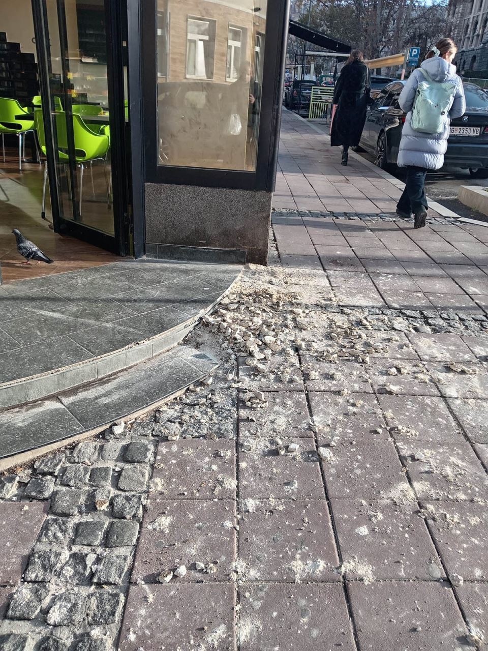 Srušio se deo fasade sa terase iznad EM pekare u Kosovskoj (2).jpg