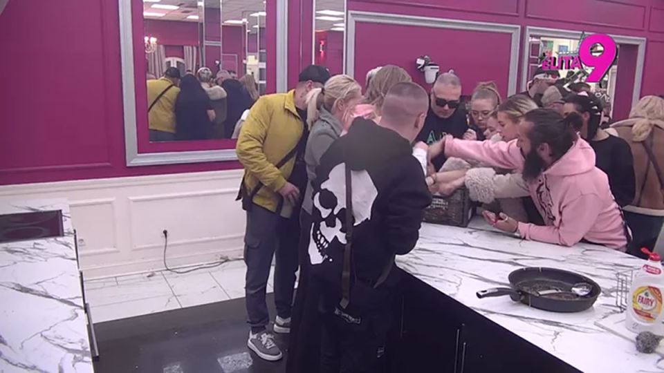 Učesnici Elite 9 se grabe za hranu (1).jpg