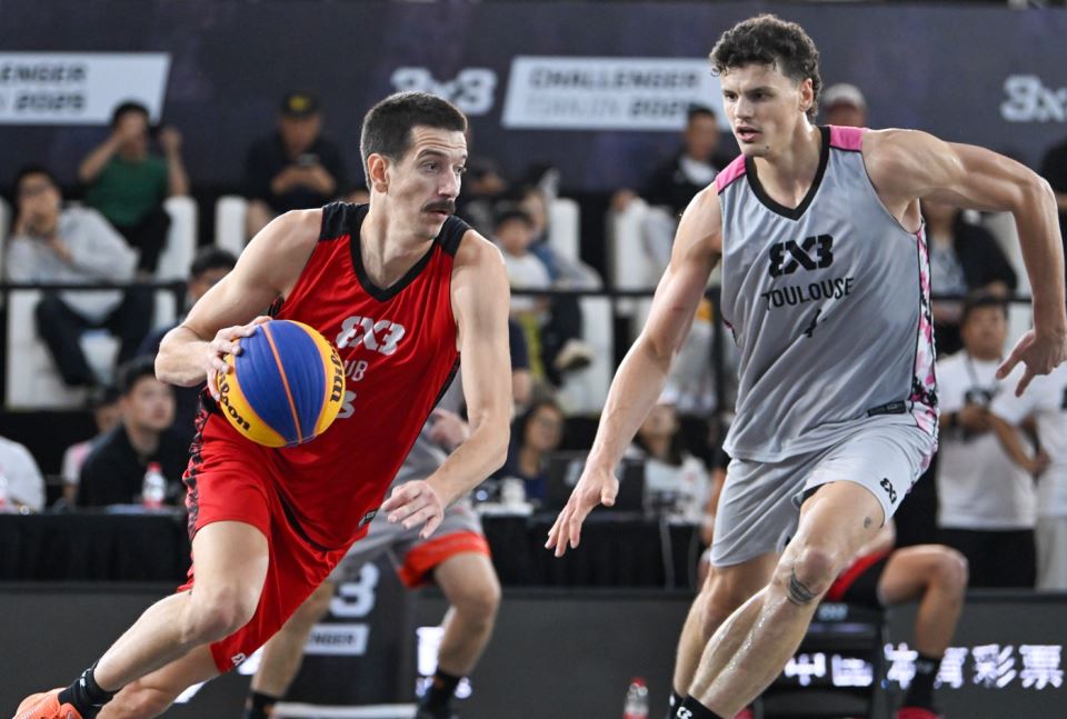 Strahinja Stojačić vodi loptu na završnom turniru