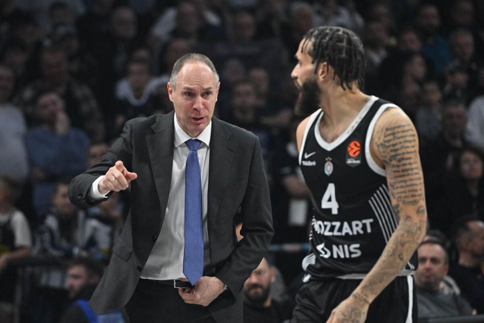 Mirko Ocokoljić govori Duejnu Vašingtonu na Partizan Bajern