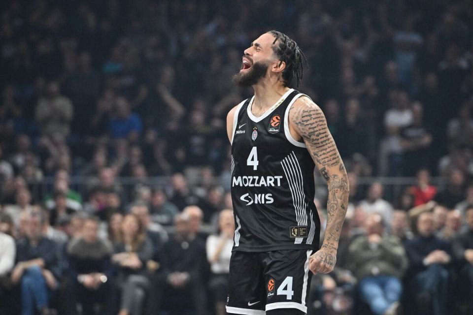 Duejn Vašington slavi koš na Partizan Bajern