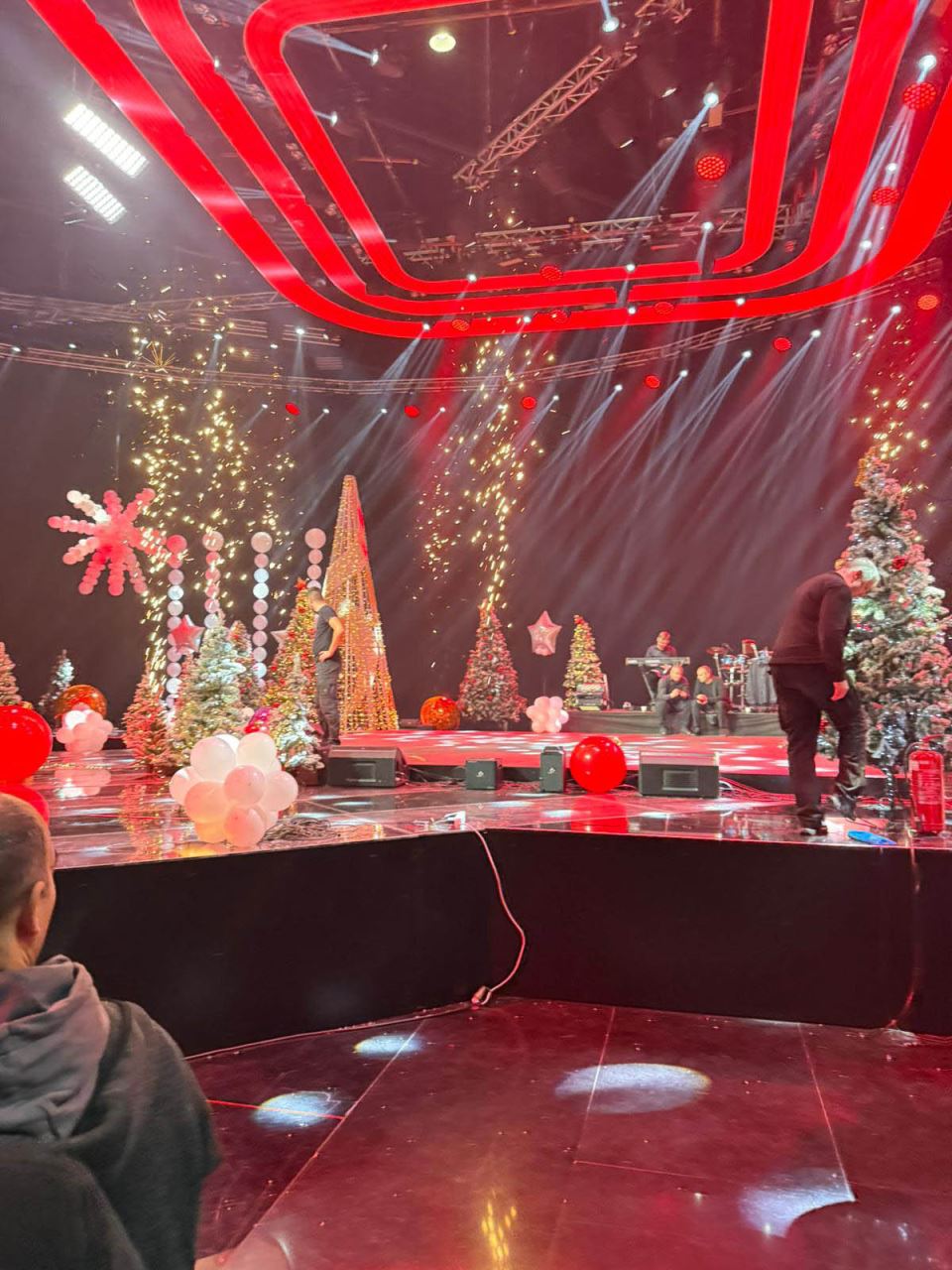 Zavirili smo na snimanje novogodišnjeg programa na Pinku Ogromna lova uložena u dekoraciju (1) copy.jpg