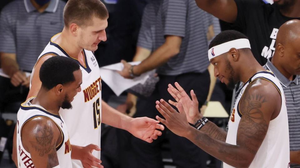 Nikola Jokić i Monte Moris se pozdravljaju u Denveru