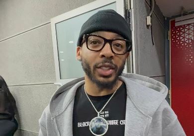 Karlik Džons daje izjavu