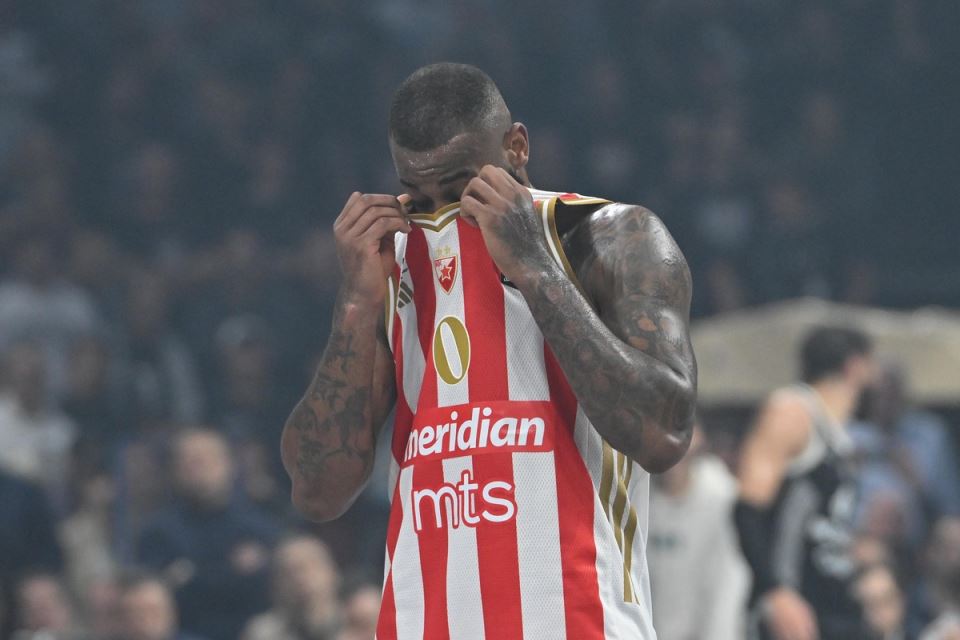 Kodi Miler Mekintajer briše lice dresom Zvezde