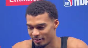 Viktor Vembanjama daje izjavu