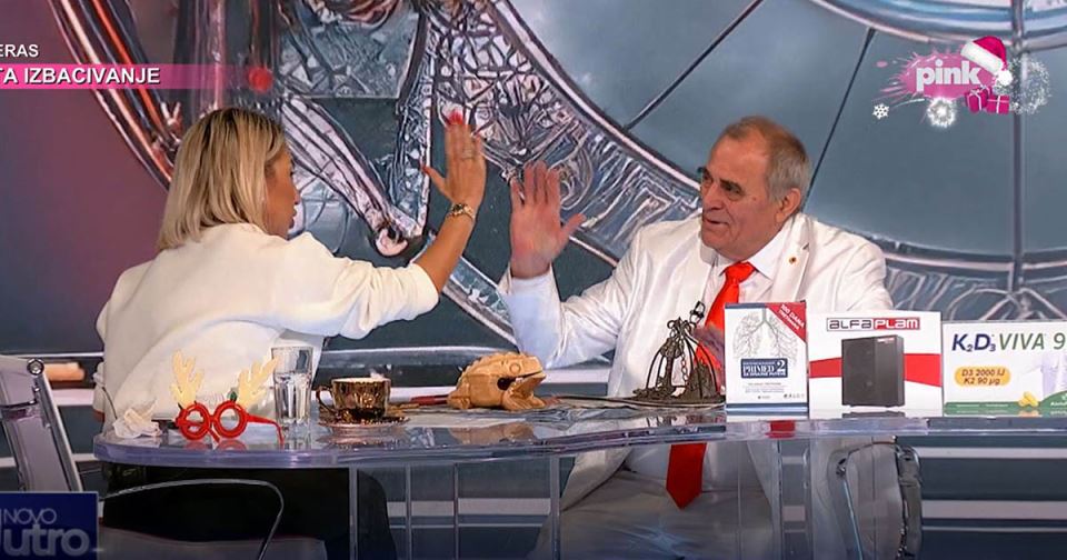 Jovana Jeremić sa žabom u studiju (3).jpg