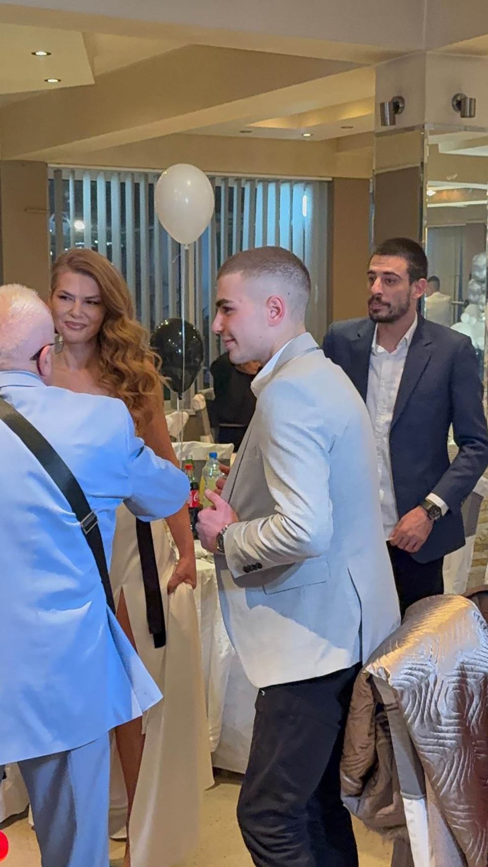 Snajka i sin sa Erom dočekuju goste na punoletstvu unuka (1) copy.jpg