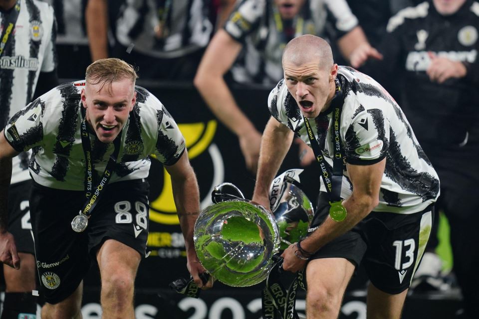 Aleks Gogić nosi trofej Liga kupa Škotske u dresu Sent Mirena