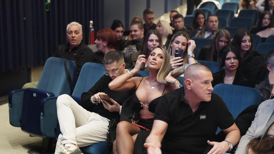 Sandra Afrika sa misterioznim muskarcem na koncertu (1).jpg