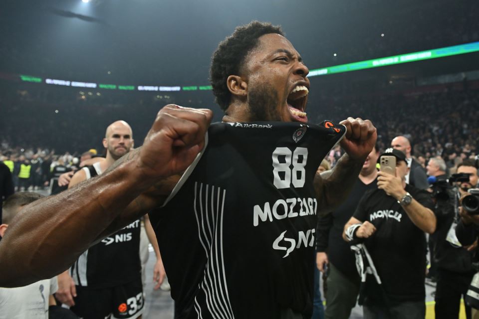 Tajrik Džouns slavi koš u Partizanuartiz07.JPG