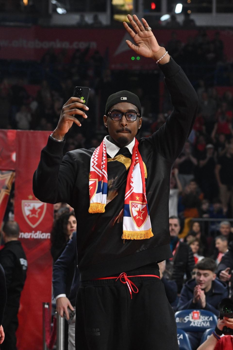 Kvinsi Miler sa navijačima Zvezde.