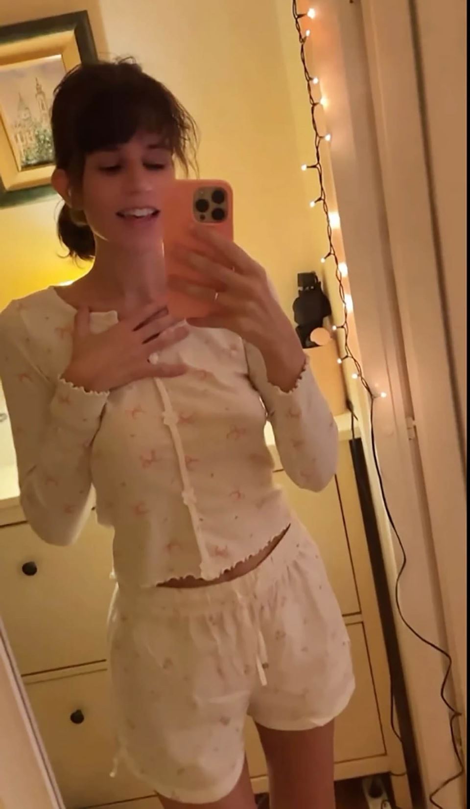 Marija Kundačina pozira u ogledalu u šortsu i bez brusa (1).jpg