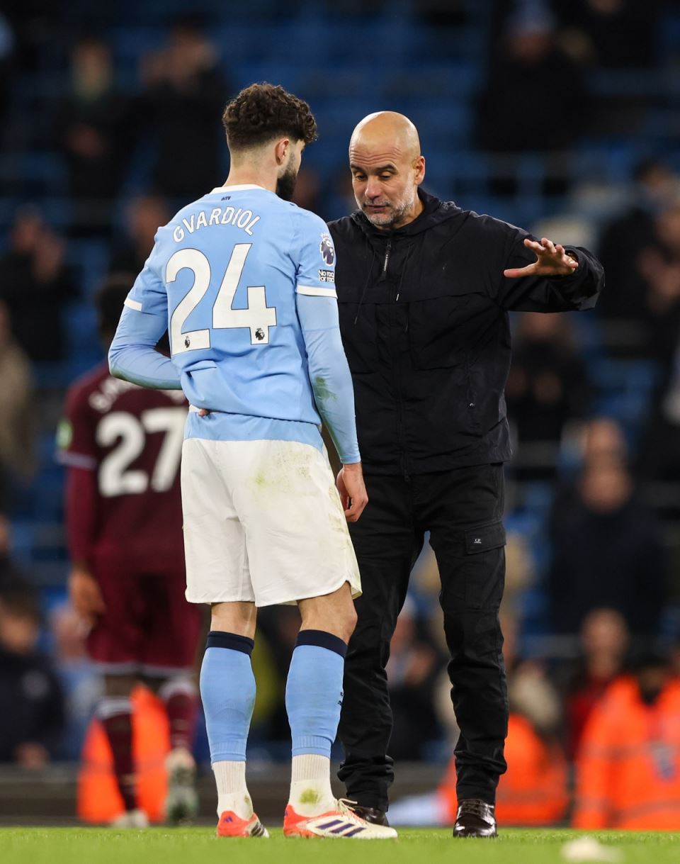 Pep Gvardiola i Joško Gvardiol razgovaraju posle meča protiv Vest Hema