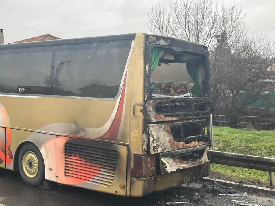 požar na autobusu kod Laste (1).jpg