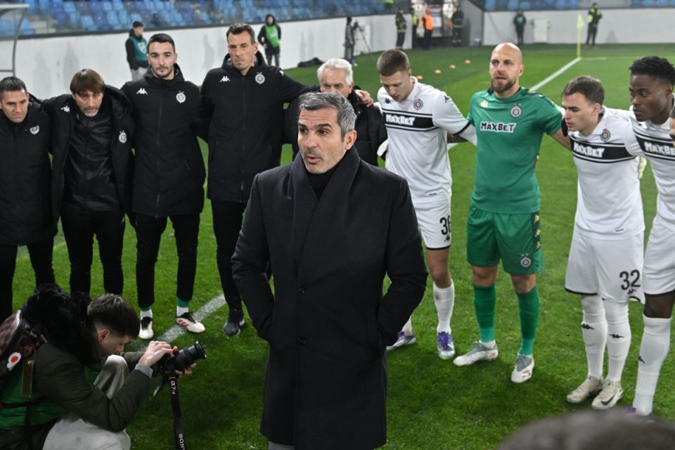 Nenad Stojaković sa igračima Partizana.