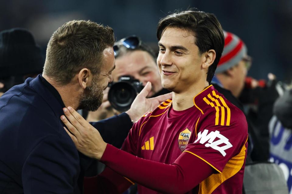 Danijele De Rosi i Paulo Dibala se pozdravljaju pred meč Roma Đenova