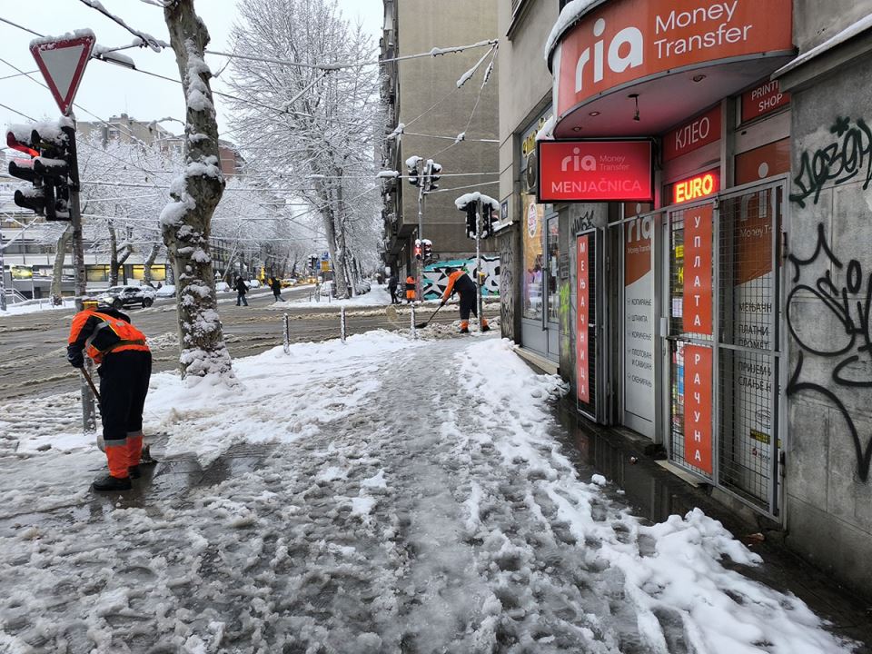 Sve gradske službe u punom kapacitetu uklanjaju posledice velikih snežnih padavina (1).jpg