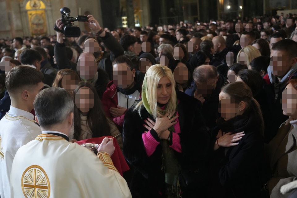 Poznati na ponoćnoj liturgiji (3).jpg