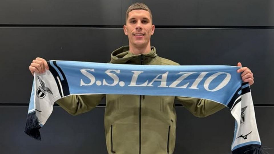 Petar Ratkov drži šal Lacija