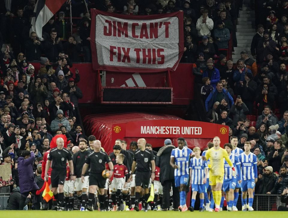 Fudbaleri Mančester junajteda i Brajtona izlaze na utakmicu na Old Trafordu