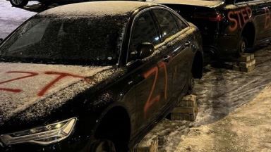 Skinuti točkovi i tablice na 2 audija na Novom Beogradu