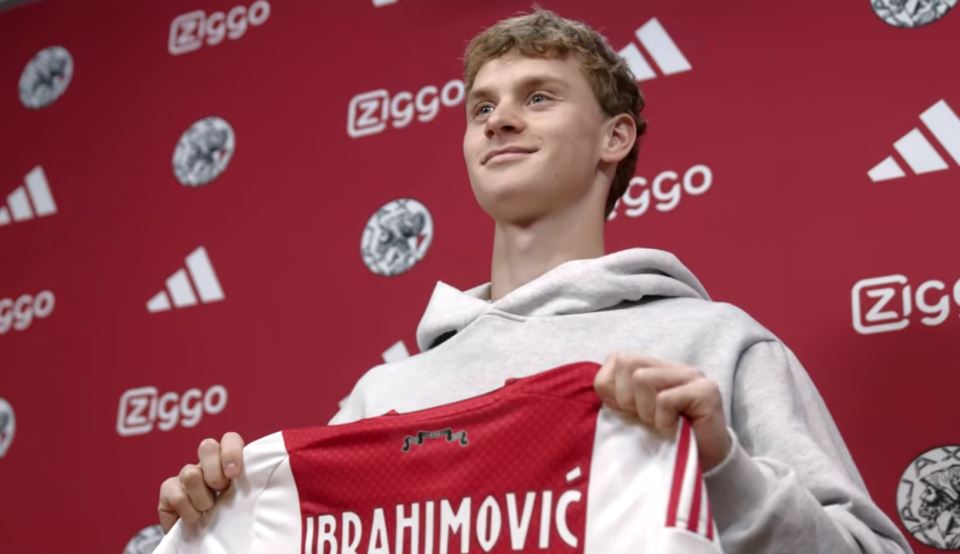 Maksimilijan Ibrahimović podiže dres na promociji u Ajaksu
