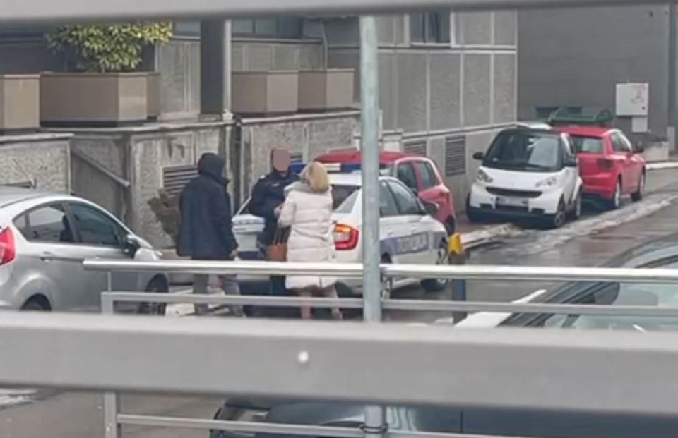 Policija i advoklati ispred stana Čede Jovanovića(1).jpg