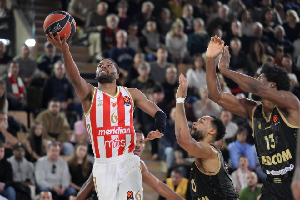 Džered Batler daje koš na Monako Zvezda