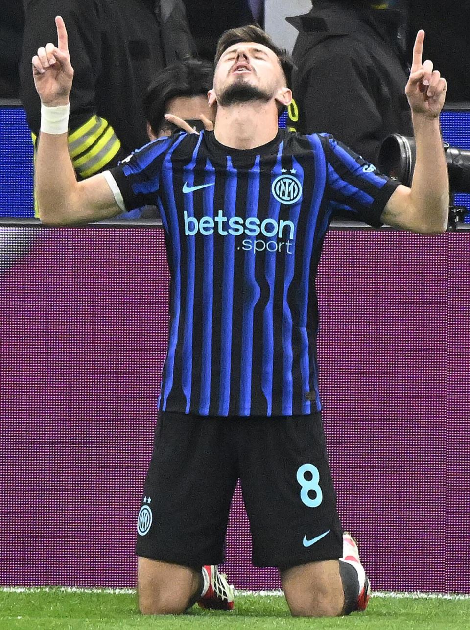 Petar Sučić slavi gol protiv Arsenala u Ligi šampiona