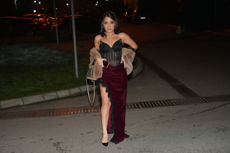 pink_novogodisnji_10122025_0278 copy.jpg