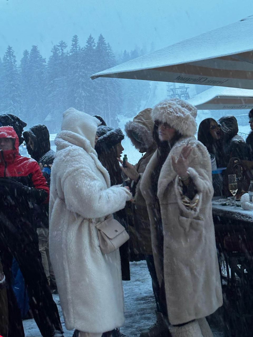 Zena Urosa Zivkovica Jovana i Tamara Milutinovic na dnevnoj zurki na Kopaoniku (2).jpg