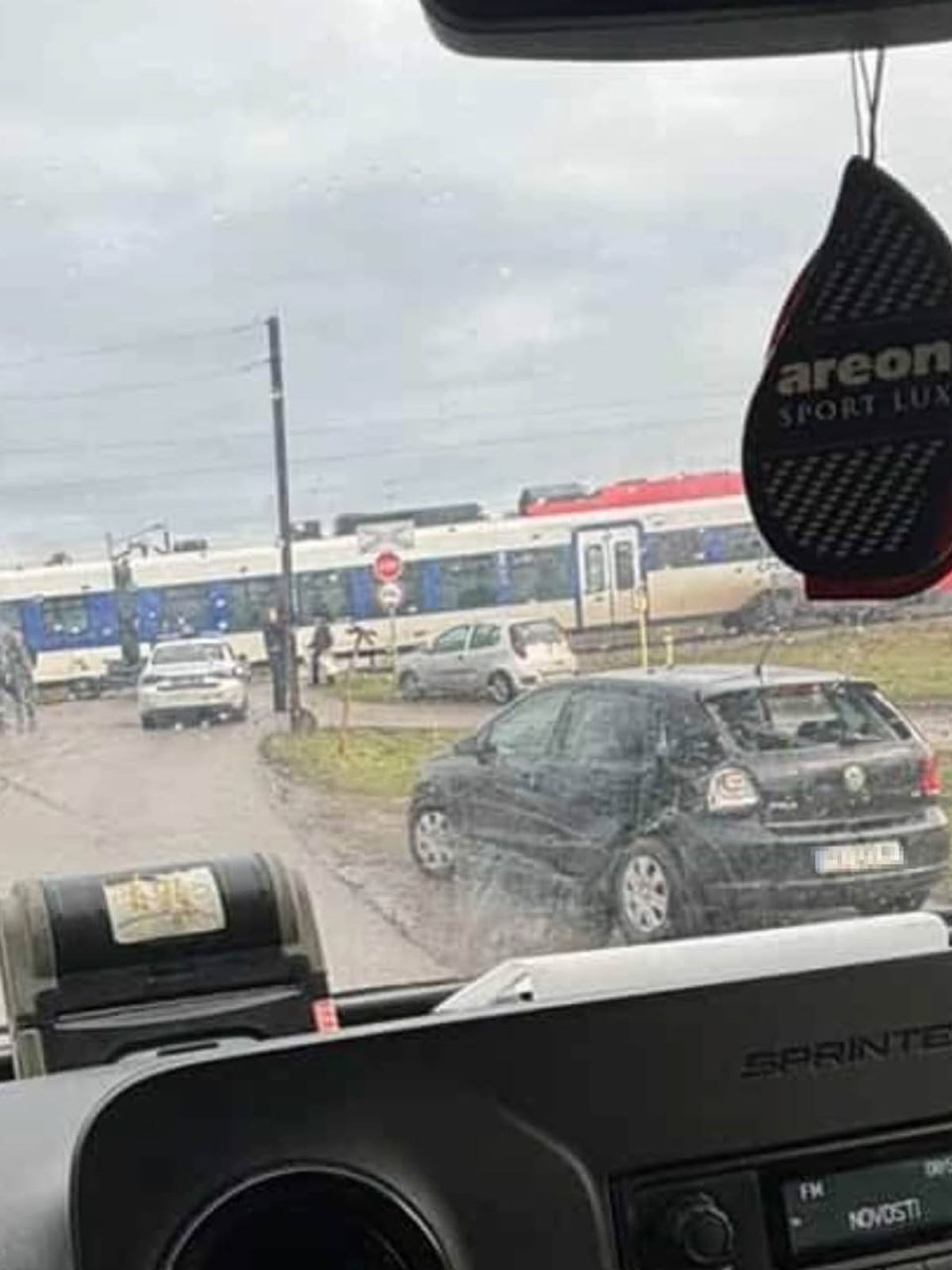 Voz udario automobil u Pančevu (1).jpg