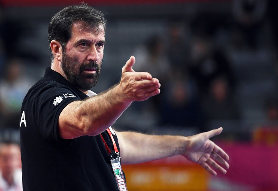 Veselin Vujović pokazuje rukom.