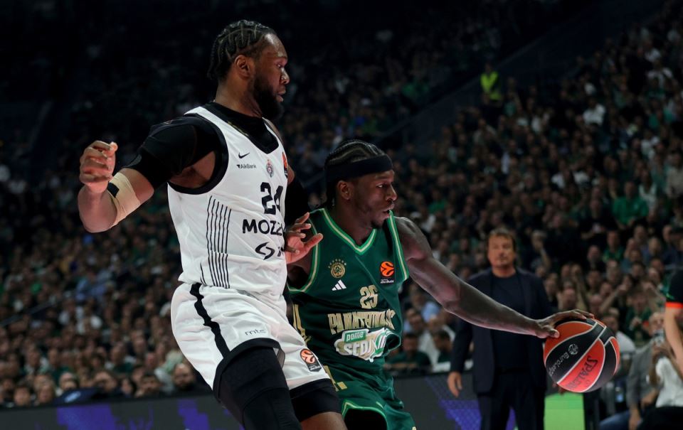 Košarkaš Panatinaikosa Kendrik Nan vodi loptu dok ga čuva centar Partizana Bruno Fernando