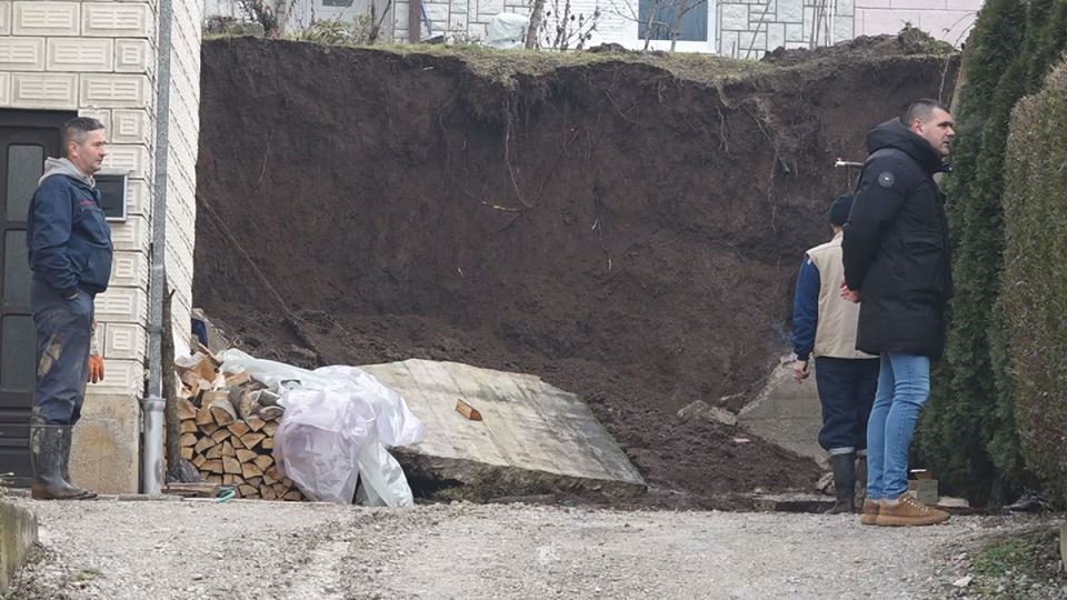 Obrušio se podzid smešten između dve porodične kuće (2).jpg