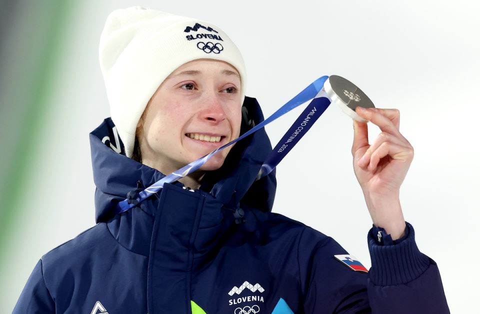 Nika Prevc sa srebrnom medaljom na ZOI u Milanu i Kortini