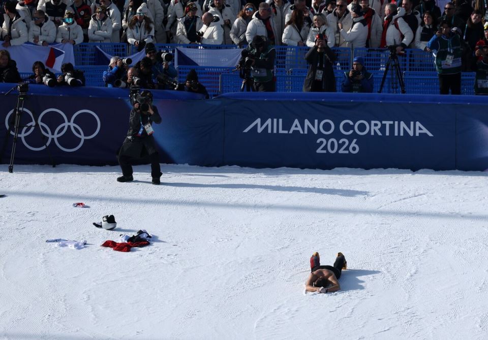Bendžamin Karl se skinuo i legao licem ka zemlji na ZOI 2026