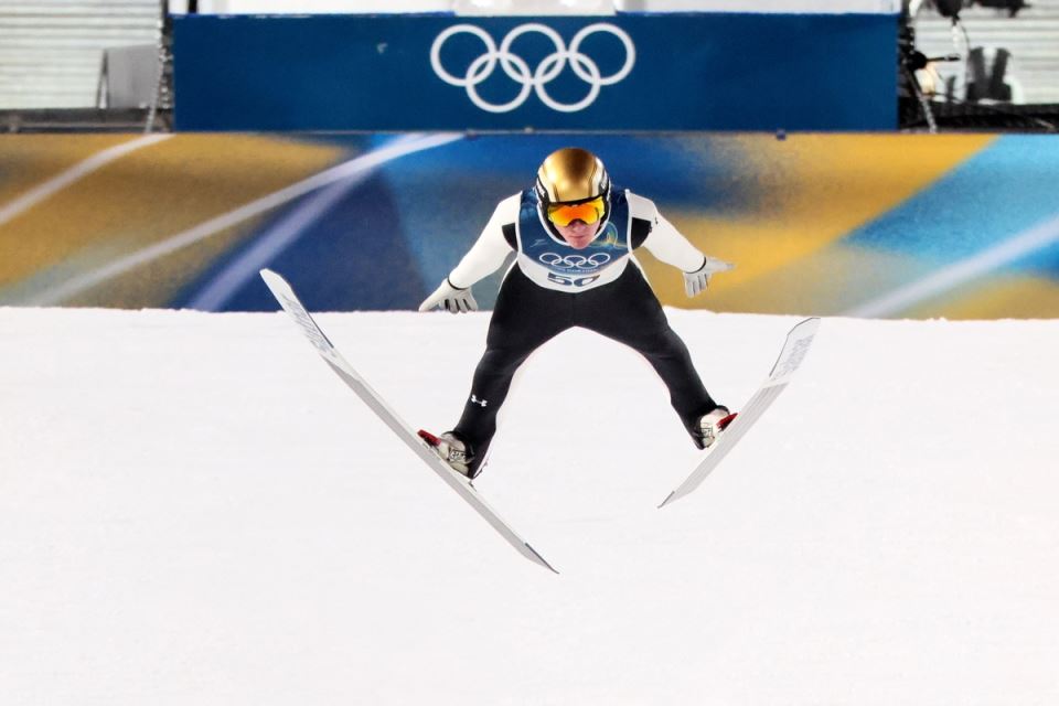 Domen Prevc skače na Zimskim olimpijskim igrama u Italiji